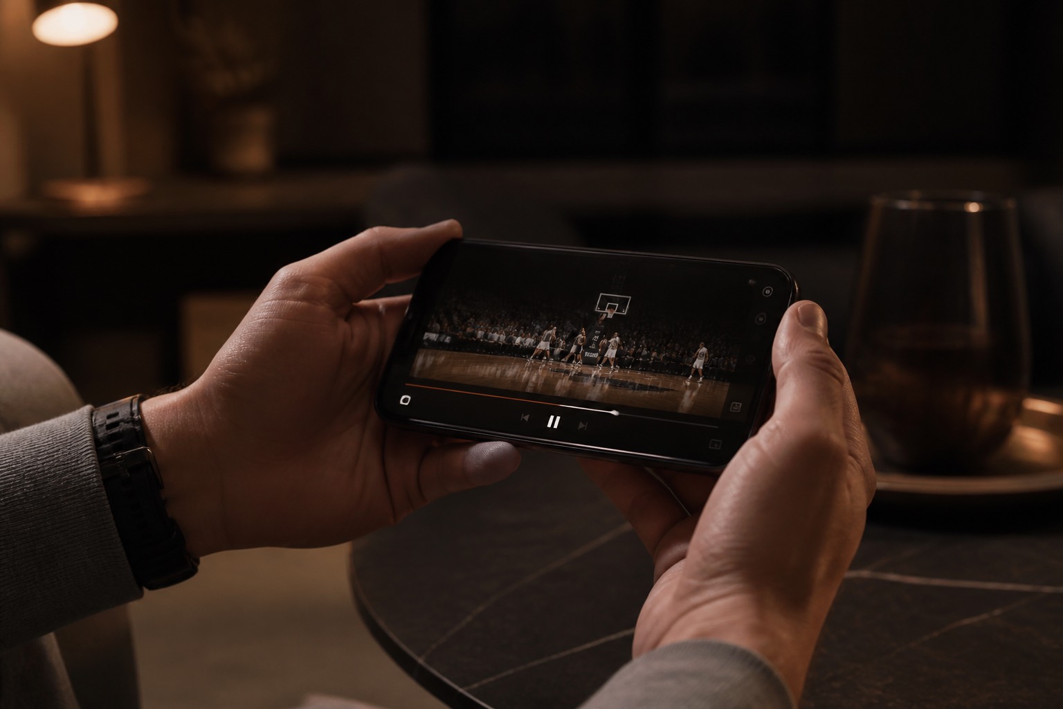 Téléphone dans un salon, lecteur vidéo en cours de lecture.